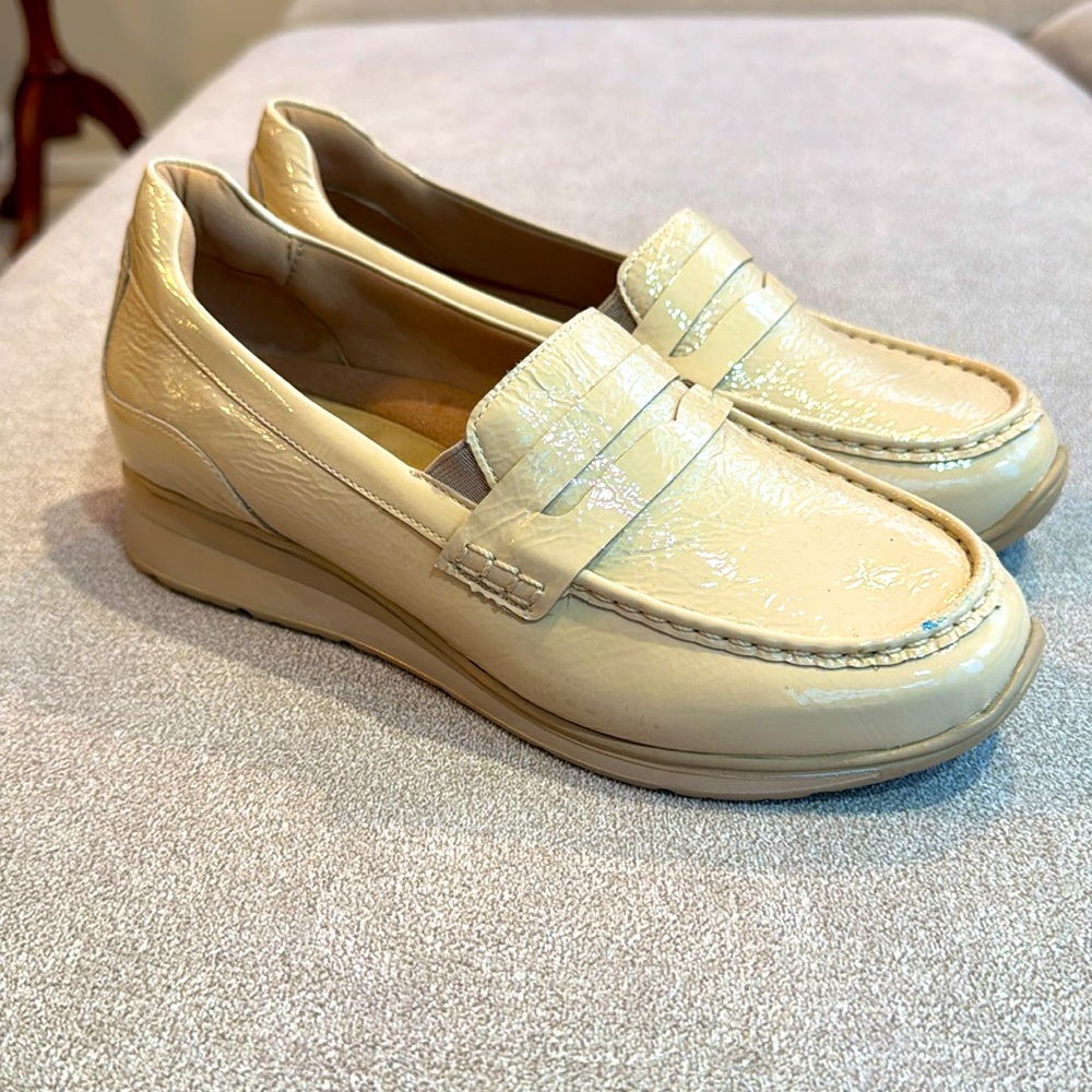 WALKING CRADLES LOAFERS in Vanilla size 8.5 WW
